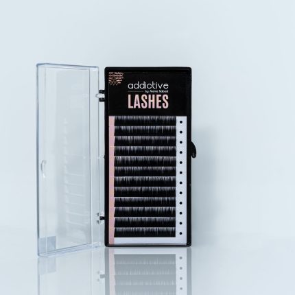 Ανοιχτή κασετίνα με βλεφαρίδες volume 0.05 και 0.07 της Addictive Lashes για δημιουργία χειροποίητης βεντάλιας.