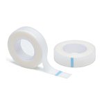 Δύο ρολά διάφανης πλαστικής ταινίας για βλεφαρίδες, με το ένα να έχει ξετυλιγμένο ένα κομμάτι.