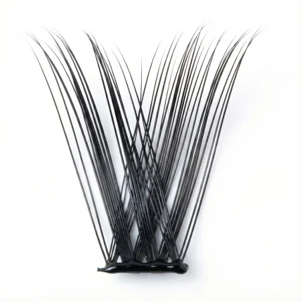 Λεπτομερής κοντινή λήψη (macro) ενός μεμονωμένου τουφιού Power Doll DIY. Διακρίνεται η έντονη ανορθωτική καμπυλότητα (curl) που δημιουργεί το Doll Eye εφέ και η λεπτή, αυτοκόλλητη βάση για εφαρμογή χωρίς έξτρα κόλλα.