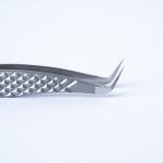 Κοντινή λήψη της μύτης Boot της λαβίδας TW-02, ιδανική για εφαρμογή extensions στην εσωτερική γωνία του ματιού με Classic Nose