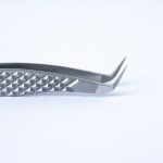 Κοντινή λήψη της μύτης Boot της λαβίδας TW-02, ιδανική για εφαρμογή extensions στην εσωτερική γωνία του ματιού με Fiber Tip