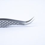 Κοντινή λήψη της καμπύλης μύτης της λαβίδας TW-03, που επιτρέπει ακριβή διαχωρισμό βλεφαρίδων και δημιουργία volume fans με Fiber Tip