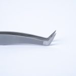 Κοντινή λήψη της μύτης TW-05 που δείχνει την πλατιά επιφάνεια κλεισίματος (wide closing surface) και τη γωνία 45 μοιρών με Λαβίδα Classic Nose