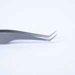 Κοντινή λήψη της μύτης Stiletto (45°) της λαβίδας TW-06, που δείχνει τη λεπτή σχεδίαση για ακρίβεια στην τοποθέτηση βλεφαρίδων με Classic Nose