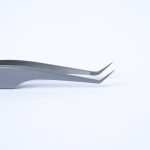 Κοντινή λήψη της μύτης Stiletto (45°) της λαβίδας TW-06, που δείχνει τη λεπτή σχεδίαση για ακρίβεια στην τοποθέτηση βλεφαρίδων με Fiber Tip