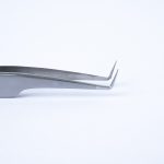 Πλαϊνή κοντινή λήψη (profile view) της μύτης της επαγγελματικής λαβίδας TW-07 με classic nose, που αναδεικνύει το λεπτό προφίλ και την τέλεια ευθυγράμμιση της γωνίας 90 μοιρών για μέγιστη ακρίβεια.