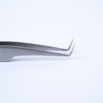 Πλαϊνή κοντινή λήψη (profile view) της μύτης της επαγγελματικής λαβίδας TW-07 με Fiber Tip, που αναδεικνύει το λεπτό προφίλ και την τέλεια ευθυγράμμιση της γωνίας 90 μοιρών για μέγιστη ακρίβεια.