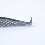 Κοντινή λήψη της μύτης Fiber Tip της λαβίδας TW-08, με ειδική χάραξη στο εσωτερικό για μέγιστη συγκράτηση των volume fans.