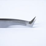 Κοντινή λήψη (close-up) της μύτης της λαβίδας TW-09 που αναδεικνύει τη χαρακτηριστική γωνία 90 μοιρών (L-Type) και το λεπτό προφίλ, ιδανικό για ακρίβεια στο fanning.